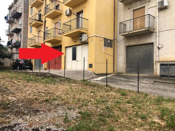 locale commerciale in vendita a Castelbuono