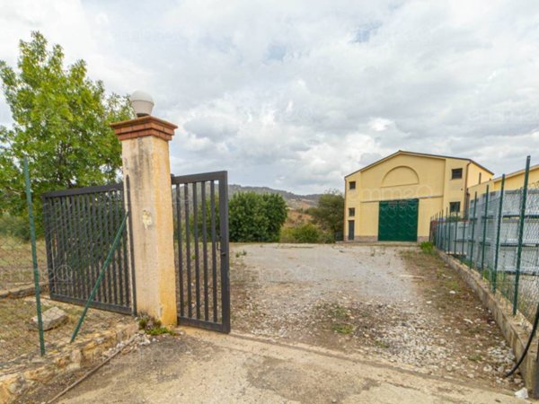 locale commerciale in vendita a Castelbuono