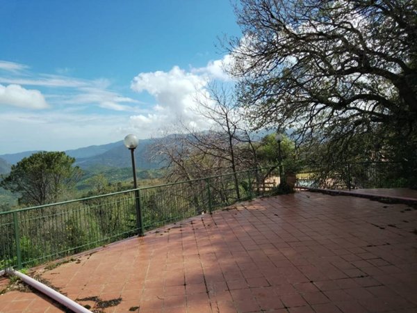 casa indipendente in vendita a Castelbuono