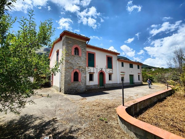 casa indipendente in vendita a Castelbuono