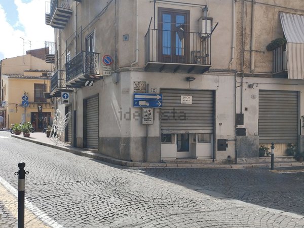 locale commerciale in vendita a Castelbuono