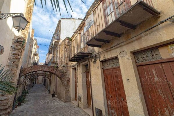 esavano in vendita a Castelbuono