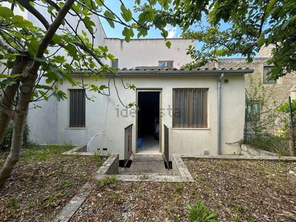 casa indipendente in vendita a Castellana Sicula in zona Calcarelli