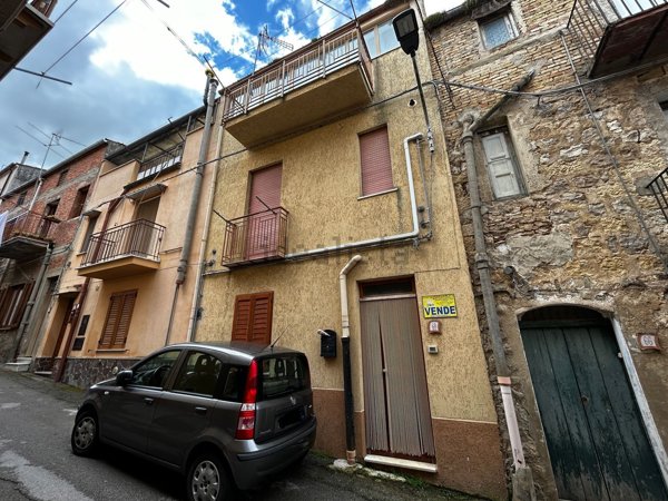casa indipendente in vendita a Castellana Sicula