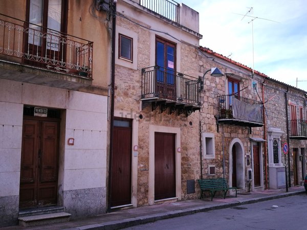 casa indipendente in vendita a Castellana Sicula in zona Calcarelli