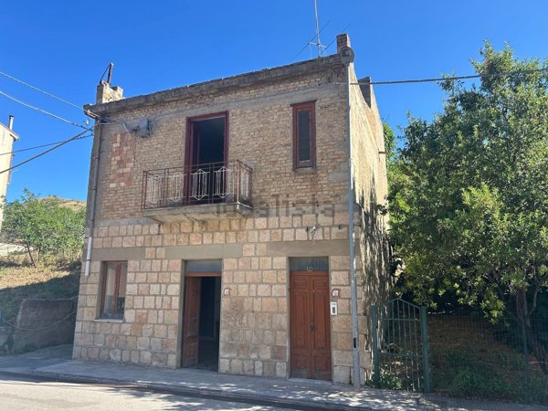 pentavano in vendita a Castellana Sicula in zona Calcarelli