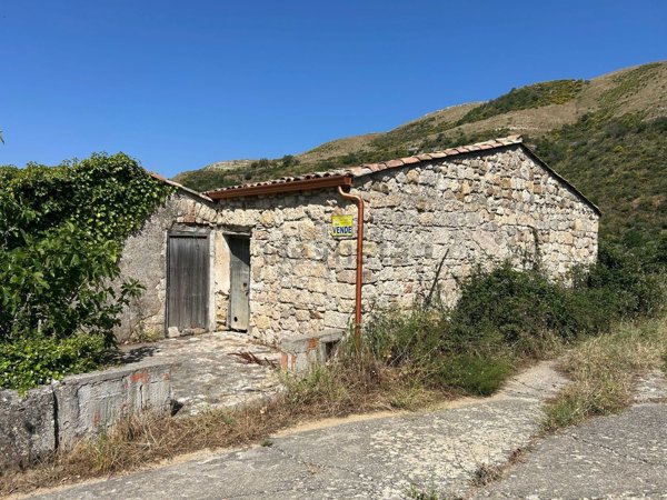 pentavano in vendita a Castellana Sicula in zona Frazzucchi