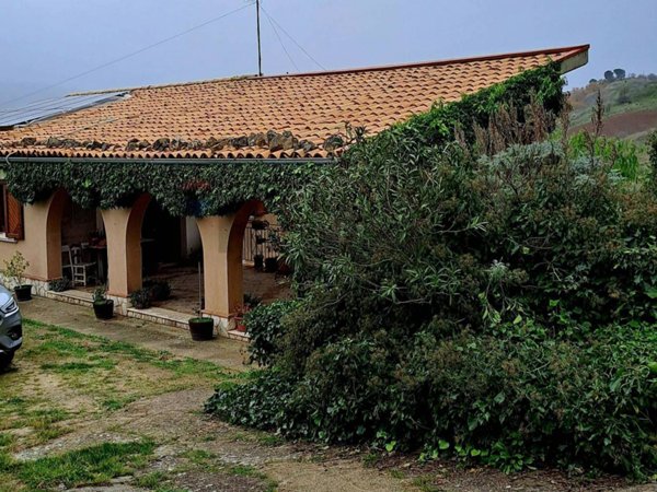 casa indipendente in vendita a Castellana Sicula in zona Frazzucchi
