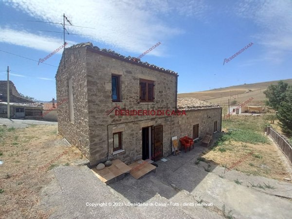 casa indipendente in vendita a Castellana Sicula in zona Frazzucchi