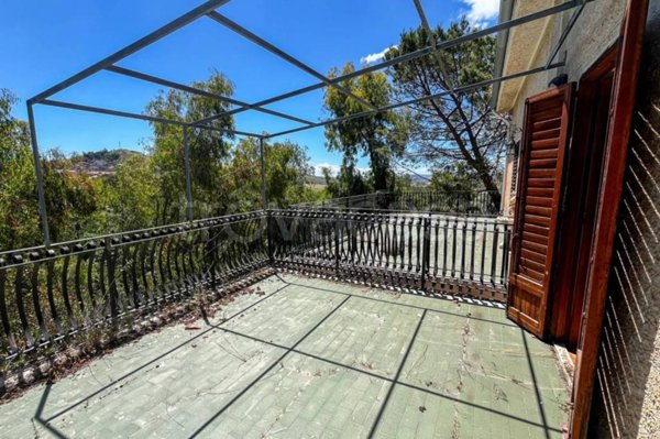 casa indipendente in vendita a Castellana Sicula in zona Frazzucchi
