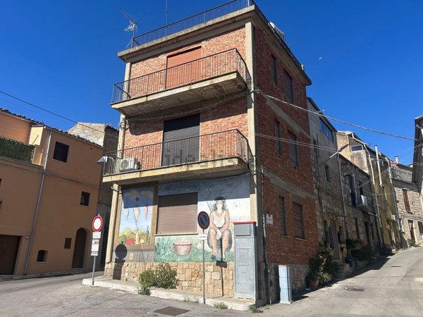 casa indipendente in vendita a Castellana Sicula in zona Calcarelli