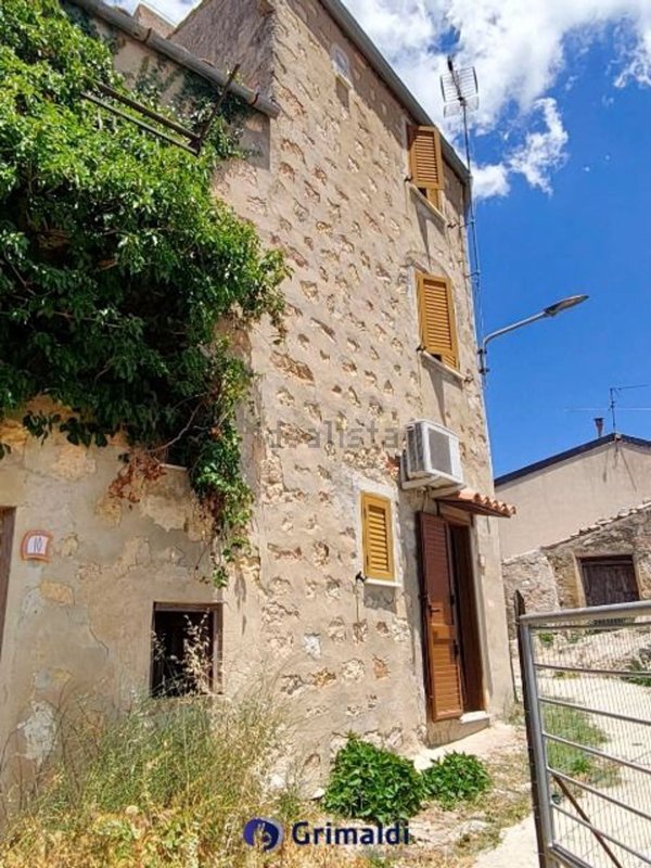 casa indipendente in vendita a Castellana Sicula in zona Catalani