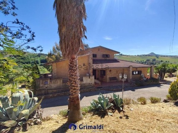 casa indipendente in vendita a Castellana Sicula in zona Frazzucchi
