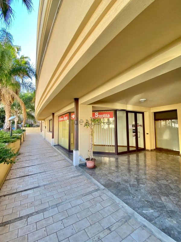 locale commerciale in vendita a Cefalù