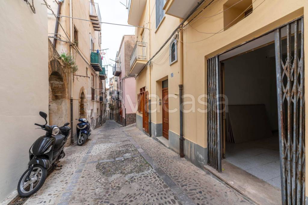 locale commerciale in vendita a Cefalù