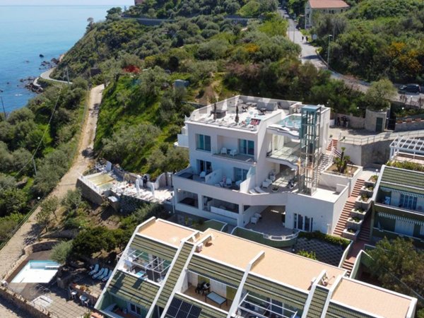 intera palazzina in vendita a Cefalù in zona Sant'Ambrogio