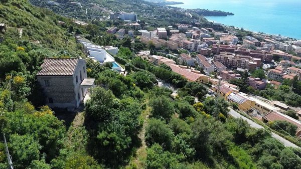 esavano in vendita a Cefalù