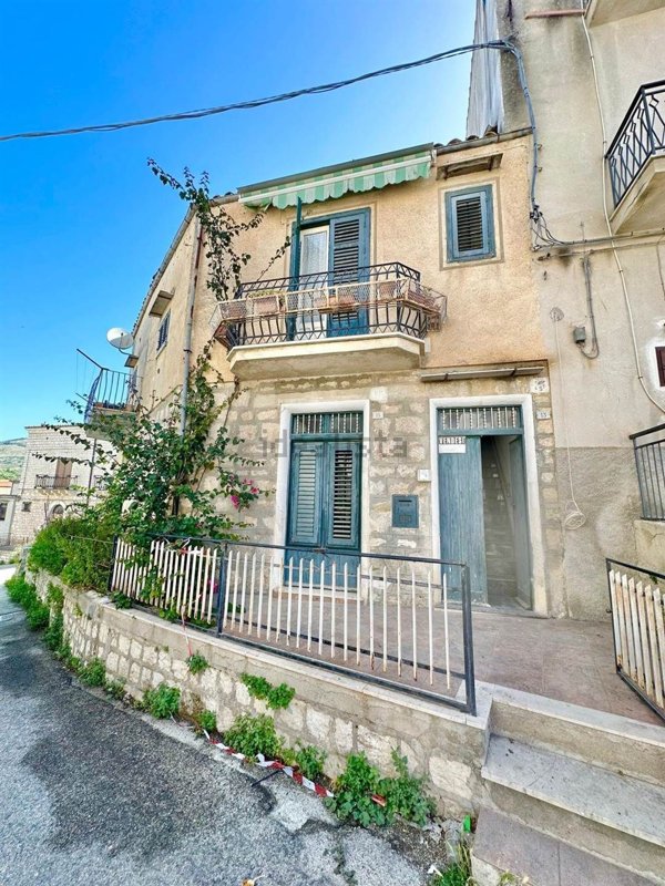 casa indipendente in vendita a Chiusa Sclafani
