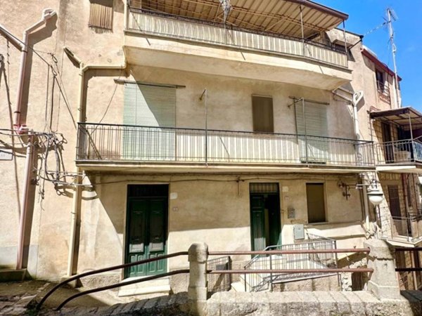 casa indipendente in vendita a Chiusa Sclafani
