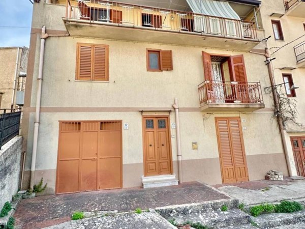 casa indipendente in vendita a Chiusa Sclafani
