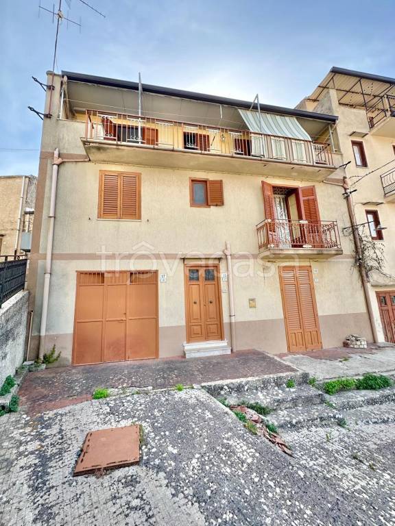 casa indipendente in vendita a Chiusa Sclafani