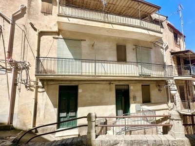 casa indipendente in vendita a Chiusa Sclafani