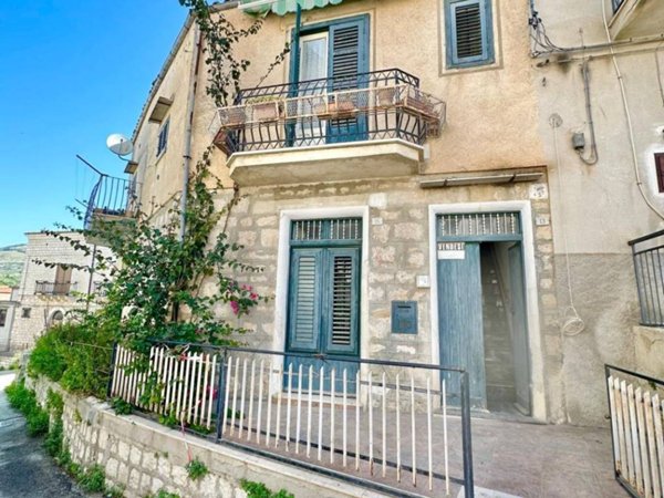 casa indipendente in vendita a Chiusa Sclafani