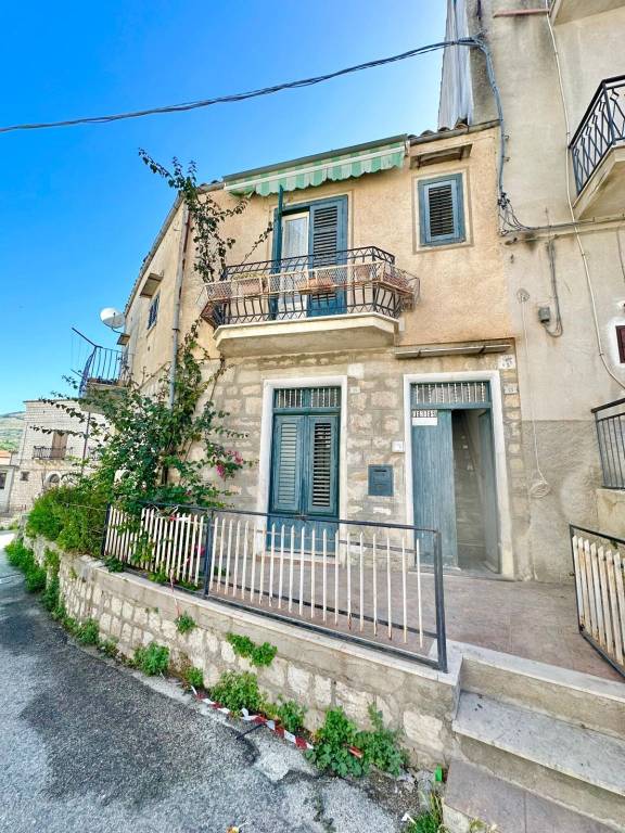 casa indipendente in vendita a Chiusa Sclafani