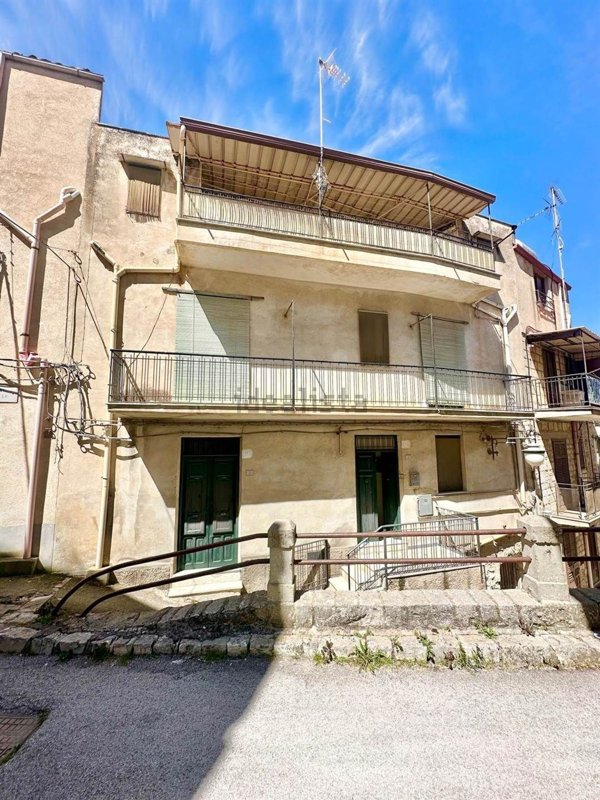 casa indipendente in vendita a Chiusa Sclafani