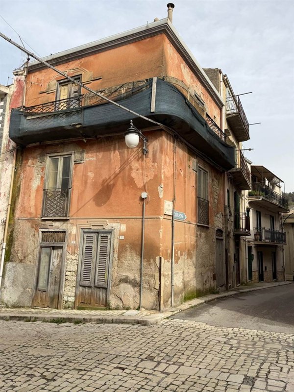 casa indipendente in vendita a Chiusa Sclafani