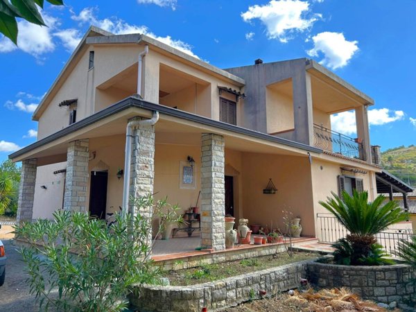 casa indipendente in vendita a Chiusa Sclafani in zona San Carlo