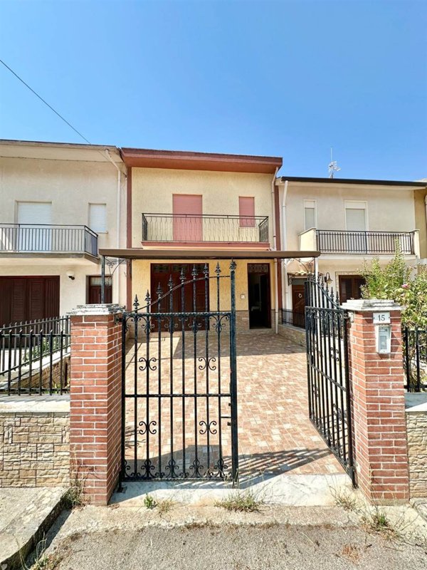 casa indipendente in vendita a Chiusa Sclafani