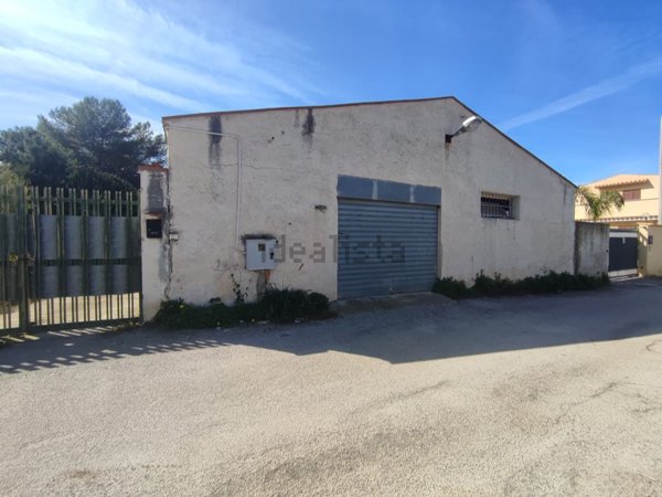 locale di sgombero in vendita a Cinisi