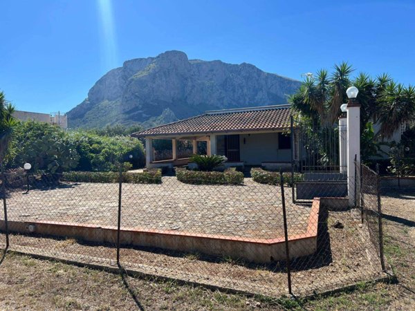 casa indipendente in vendita a Cinisi