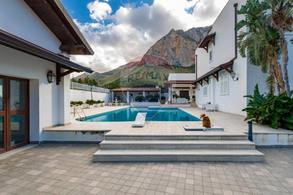 casa indipendente in vendita a Cinisi in zona Punta Raisi