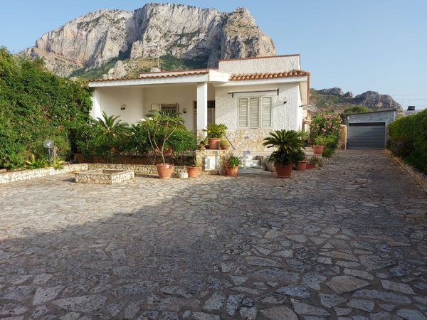 casa indipendente in vendita a Cinisi