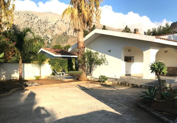 casa indipendente in vendita a Cinisi