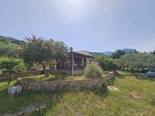 casa indipendente in vendita a Collesano