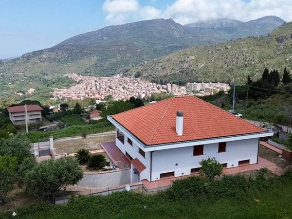 casa indipendente in vendita a Collesano