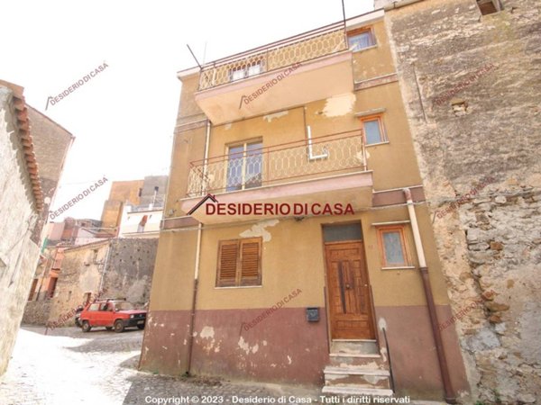 casa indipendente in vendita ad Isnello