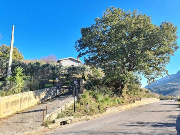 casa indipendente in vendita ad Isnello