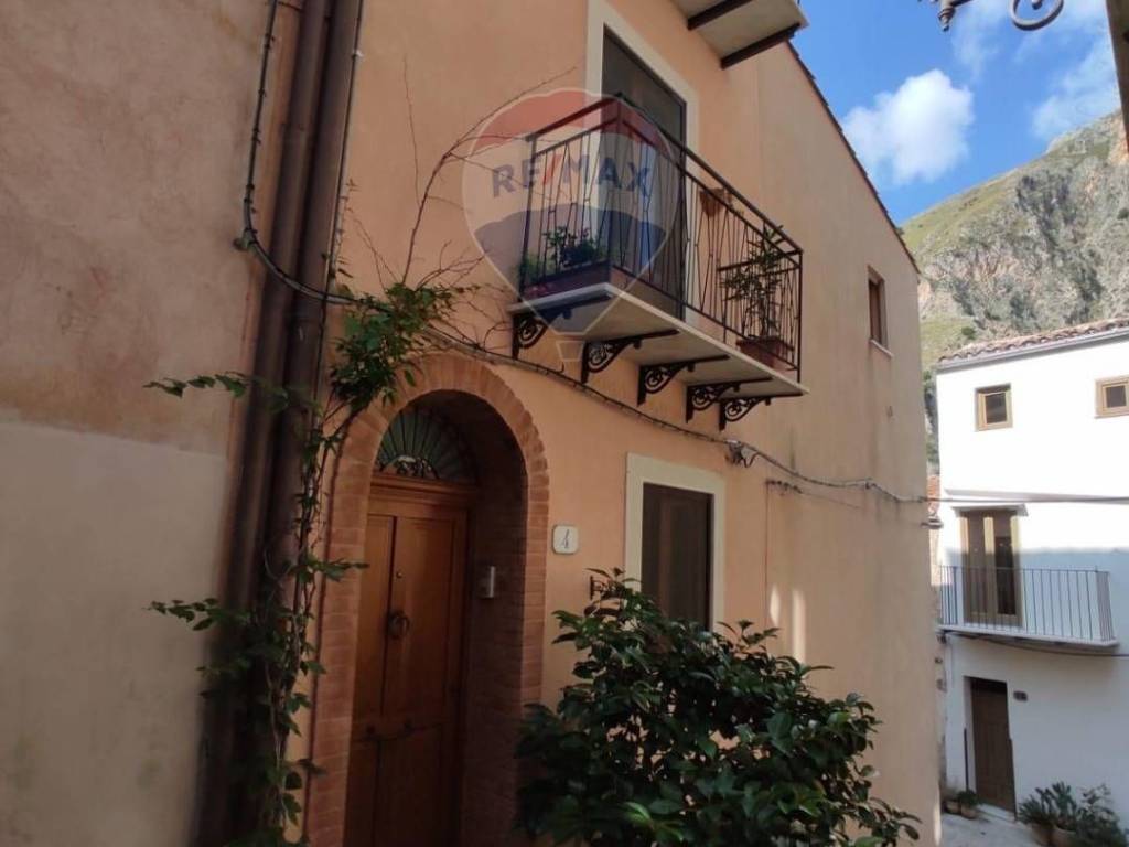 casa indipendente in vendita ad Isnello