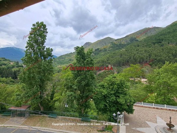 casa indipendente in vendita ad Isnello