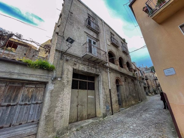 casa indipendente in vendita ad Isnello