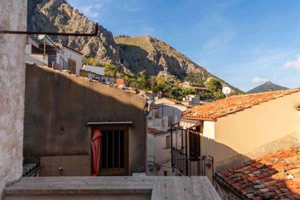 casa indipendente in vendita ad Isnello