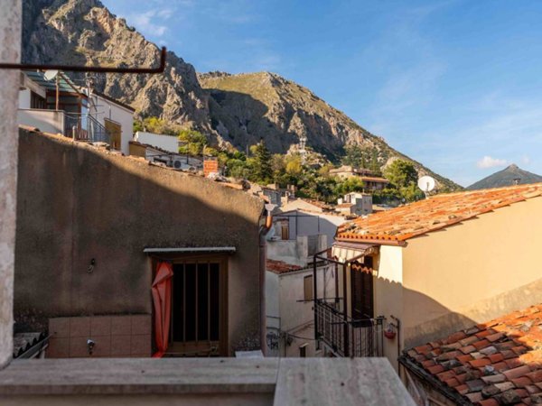 casa indipendente in vendita ad Isnello