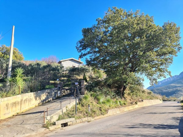 casa indipendente in vendita ad Isnello