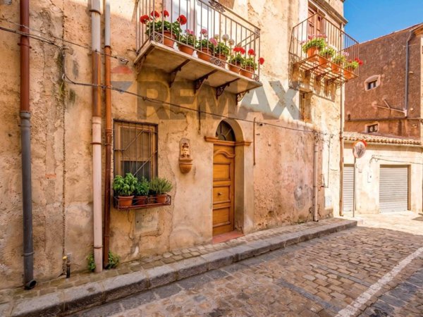 casa indipendente in vendita ad Isnello