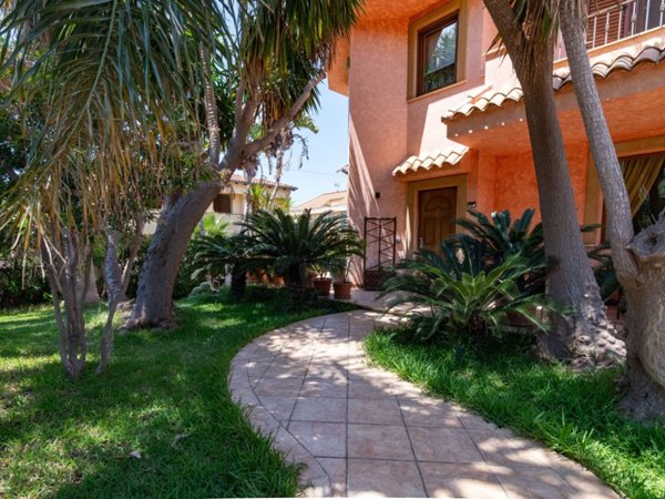 casa indipendente in vendita ad Isola delle Femmine