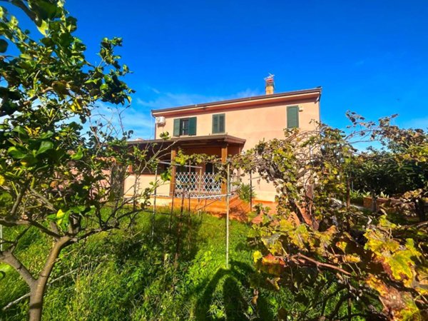 casa indipendente in vendita a Lascari